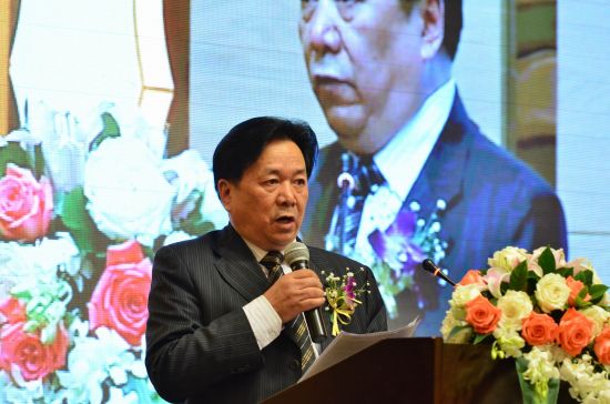 《決戰(zhàn)前夜》總制片人包英九在新聞發(fā)布會上致辭 《決戰(zhàn)前夜》總制片人包英九在新聞發(fā)布會上致辭