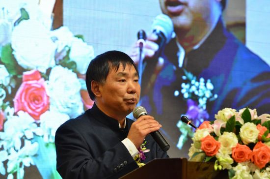 八益家具集團(tuán)董事長、總裁王學(xué)茂在會上致辭的場景 八益家具集團(tuán)董事長、總裁王學(xué)茂在會上致辭的場景