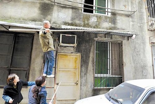 武漢一社區突下“錢雨” 飄落近萬元百元大鈔