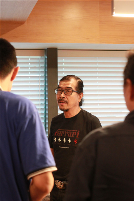 設(shè)計(jì)師邱春瑞與設(shè)計(jì)游學(xué)團(tuán)交流