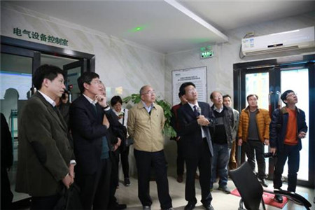 鑒定委員會專家組巡視蒙娜麗莎煙氣治理在線監(jiān)控室